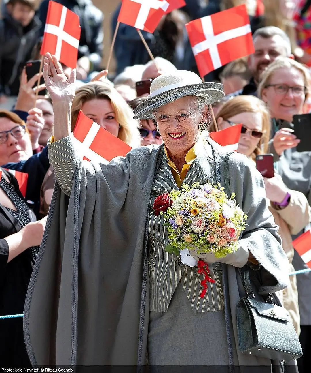 抽烟喝酒逛地摊，83岁丹麦女王宣布退位：王室拜拜，我快活去了！（组图） - 8