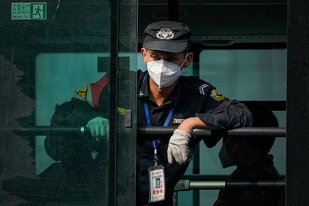 裁员潮中，北京公交车保安月薪高达五千，每辆配俩（图） - 1