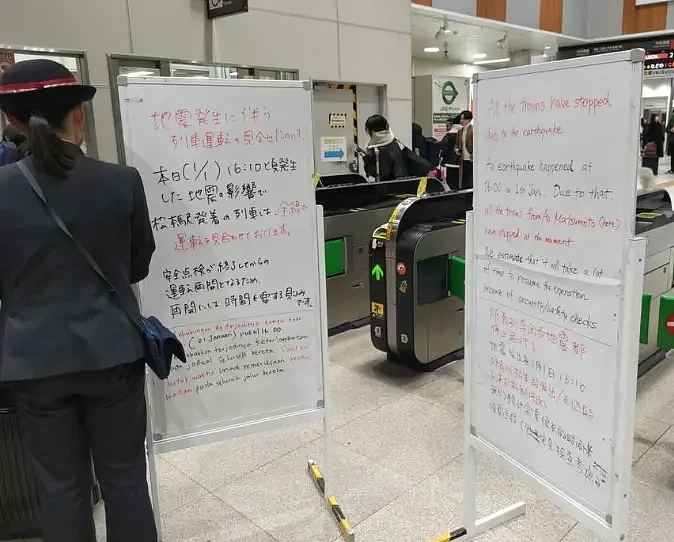 日本震后一车站摆出中英双语告示板，方便外国游客（图） - 1