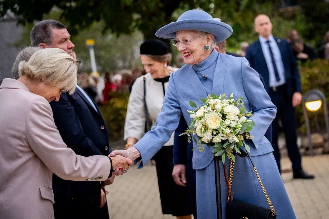 抽烟喝酒逛地摊，83岁丹麦女王宣布退位：王室拜拜，我快活去了！（组图） - 4