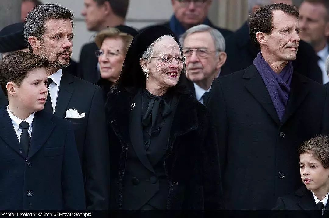 抽烟喝酒逛地摊，83岁丹麦女王宣布退位：王室拜拜，我快活去了！（组图） - 81