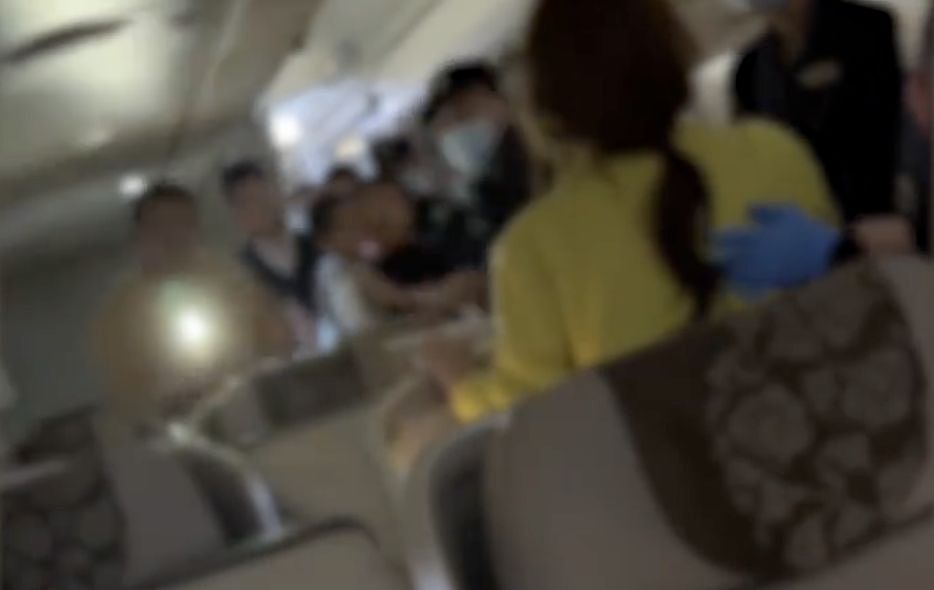 买2张头等舱想坐3人！北京男子大闹机场致300人延误改签（视频/图） - 1