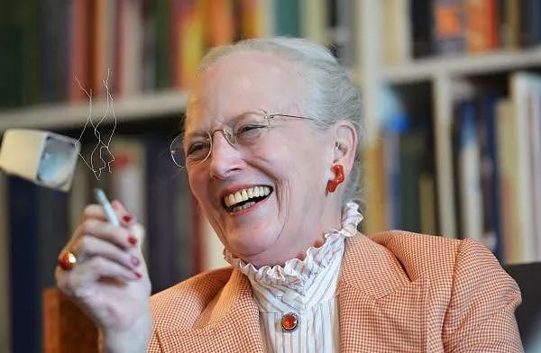 抽烟喝酒逛地摊，83岁丹麦女王宣布退位：王室拜拜，我快活去了！（组图） - 21