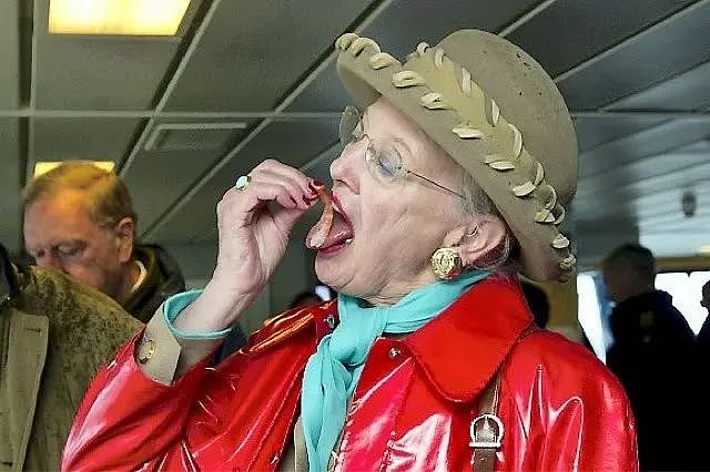 抽烟喝酒逛地摊，83岁丹麦女王宣布退位：王室拜拜，我快活去了！（组图） - 36