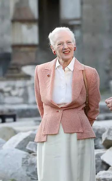 抽烟喝酒逛地摊，83岁丹麦女王宣布退位：王室拜拜，我快活去了！（组图） - 53