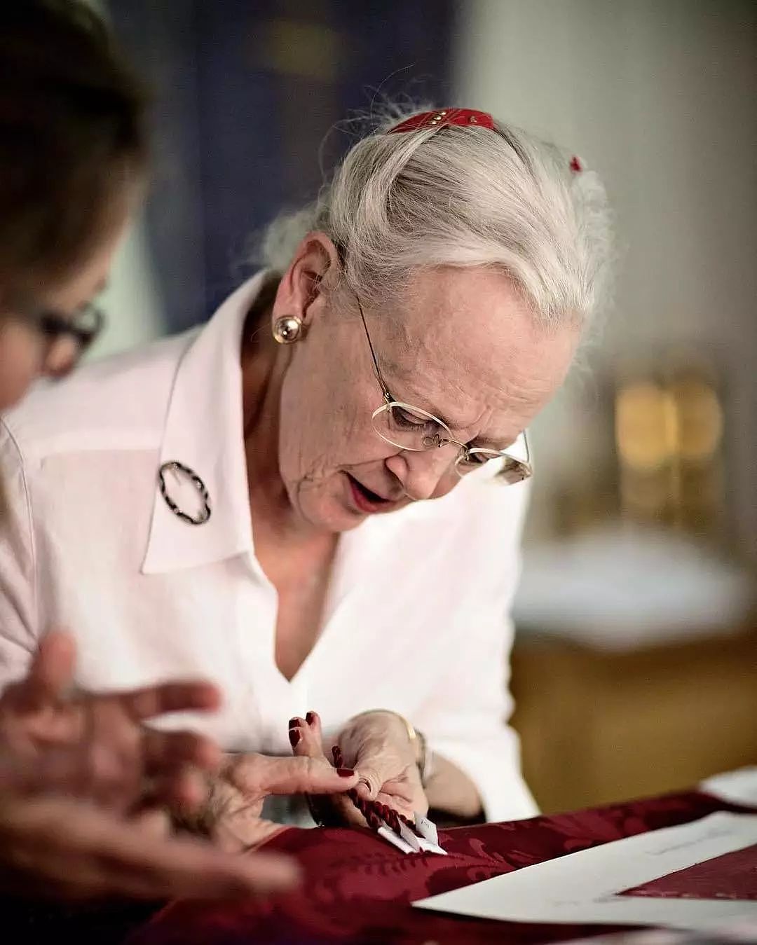 抽烟喝酒逛地摊，83岁丹麦女王宣布退位：王室拜拜，我快活去了！（组图） - 50