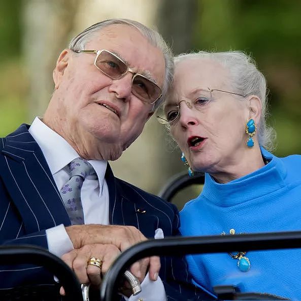 抽烟喝酒逛地摊，83岁丹麦女王宣布退位：王室拜拜，我快活去了！（组图） - 56