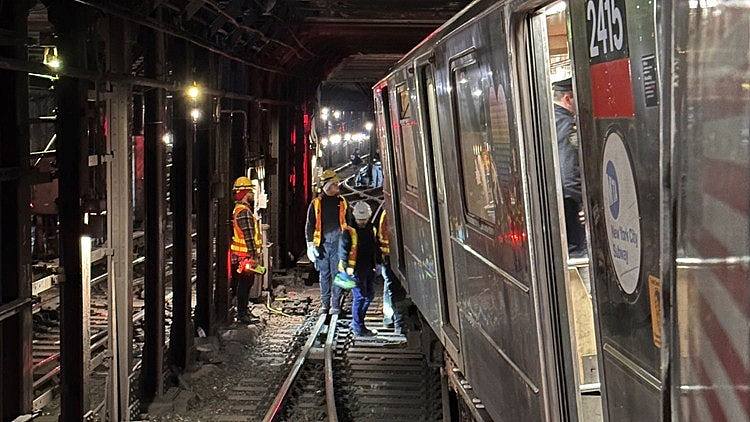 美国纽约地铁列车相撞出轨，24人受伤（图） - 1