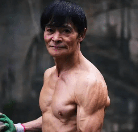 中国70岁大爷逆生长：一身腱子肉、满头乌黑发（组图） - 1