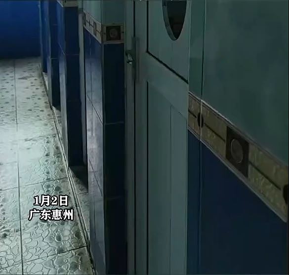 网传惠州工厂厕所门开天窗，玩手机罚50元，网民：坐监吗？（组图） - 1