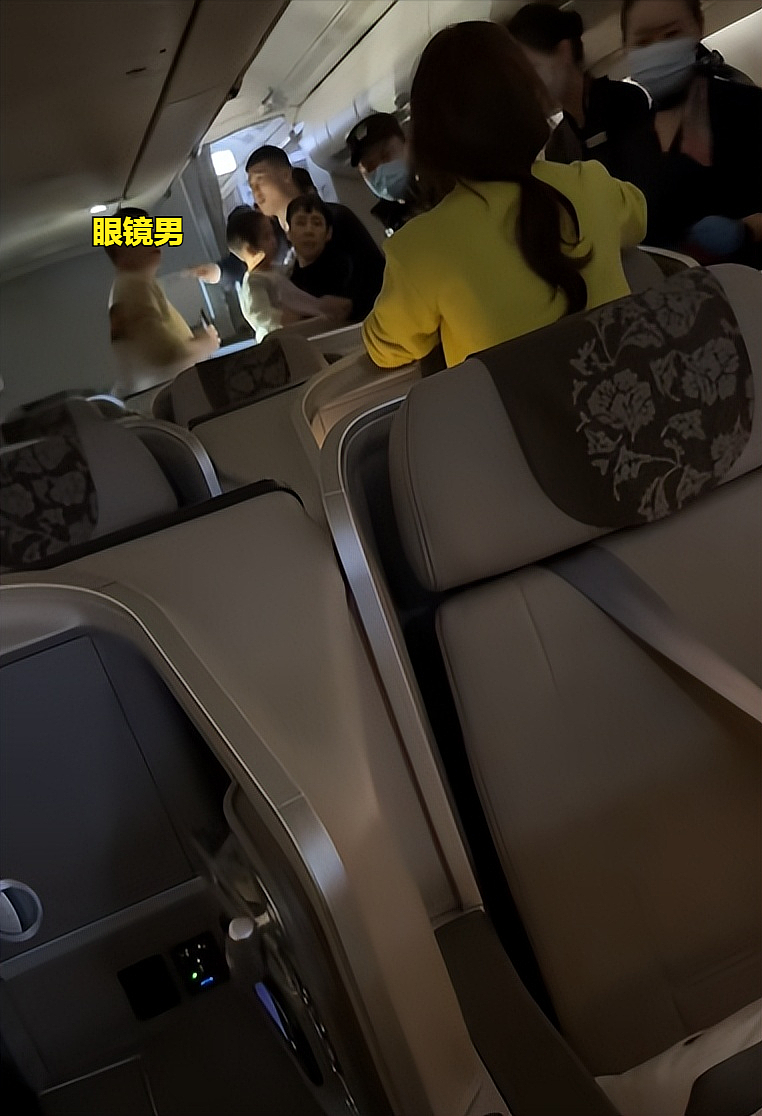 男子买2张头等舱想坐3人，导致航班取消：300人没补偿（视频/组图） - 2