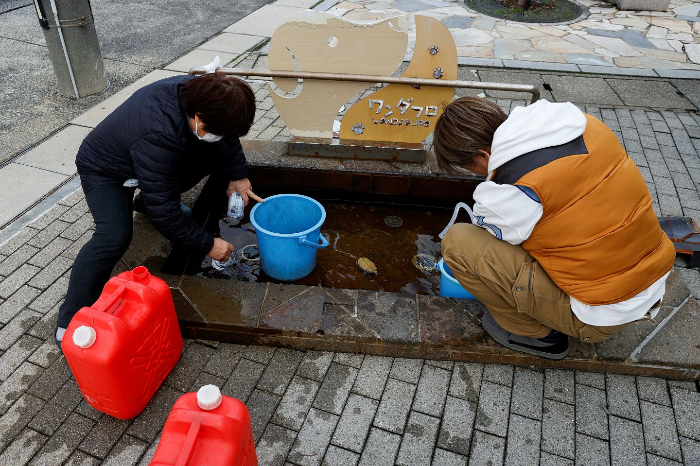日本地震：9.5万户断水灾民无奈吃雪，用乌龙茶果汁煮饭（组图） - 3