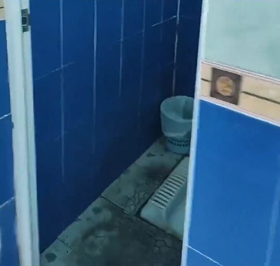 网传惠州工厂厕所门开天窗，玩手机罚50元，网民：坐监吗？（组图） - 3