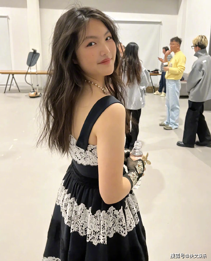 李湘15岁女儿正式出道！拍摄杂志动作成熟，气质表现不输一线明星（组图） - 6
