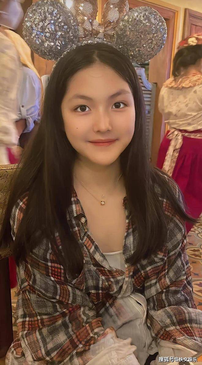 李湘15岁女儿正式出道！拍摄杂志动作成熟，气质表现不输一线明星（组图） - 11