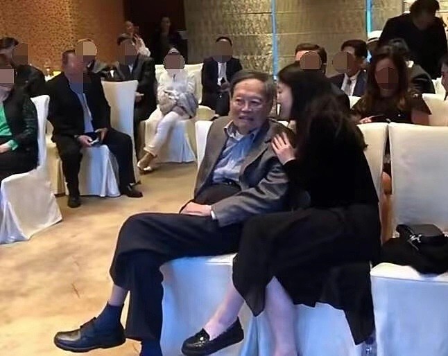 102岁杨振宁“贺瓷婚”影片热传！网民爆料：拍於4年前现已要坐轮椅（视频/组图） - 5