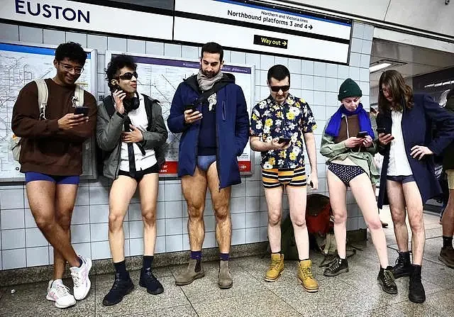 英国伦敦举行“不穿裤子搭地铁” 活动...（组图） - 3