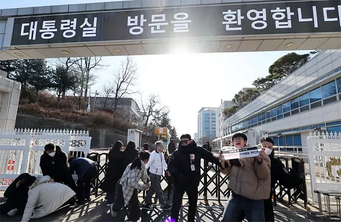 高呼“尹锡悦政权下台”，20名韩国学生被捕（图） - 1