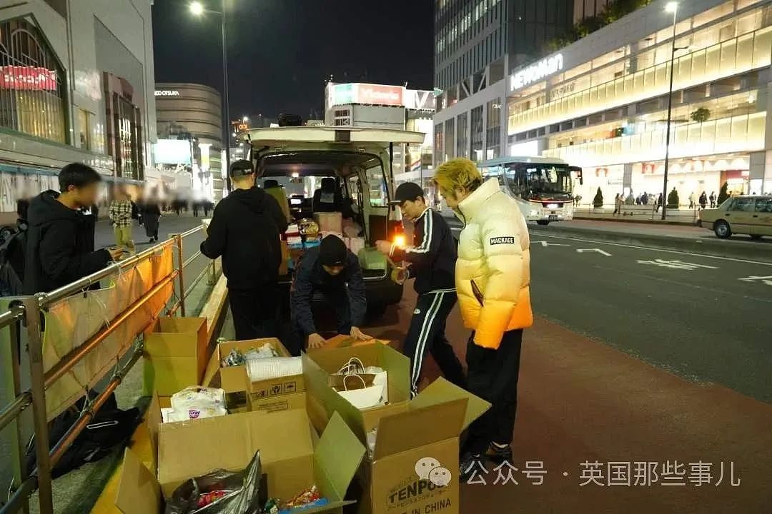 日本网红给地震灾区捐了300个情趣用品，还微笑摆拍？网友：太缺德（组图） - 5