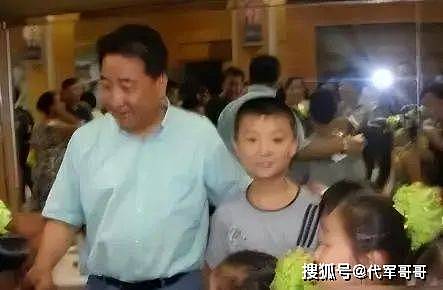 26年前，姜昆不顾妻子反对收养的6岁遗孤，如今成了他的骄傲（组图） - 28