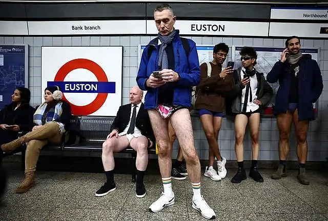 英国伦敦举行“不穿裤子搭地铁” 活动...（组图） - 4