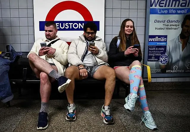 英国伦敦举行“不穿裤子搭地铁” 活动...（组图） - 5