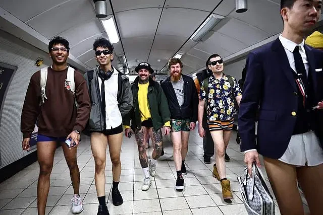 英国伦敦举行“不穿裤子搭地铁” 活动...（组图） - 2