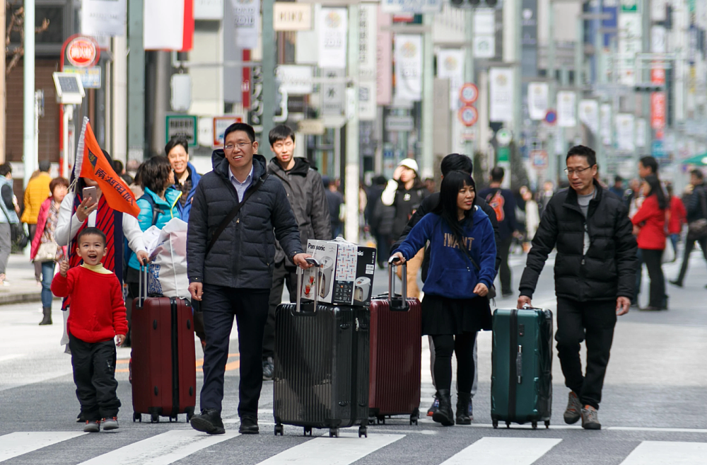 港媒：中国免签政策吸引了大量外国游客，但中国人不热衷出国了（组图） - 5