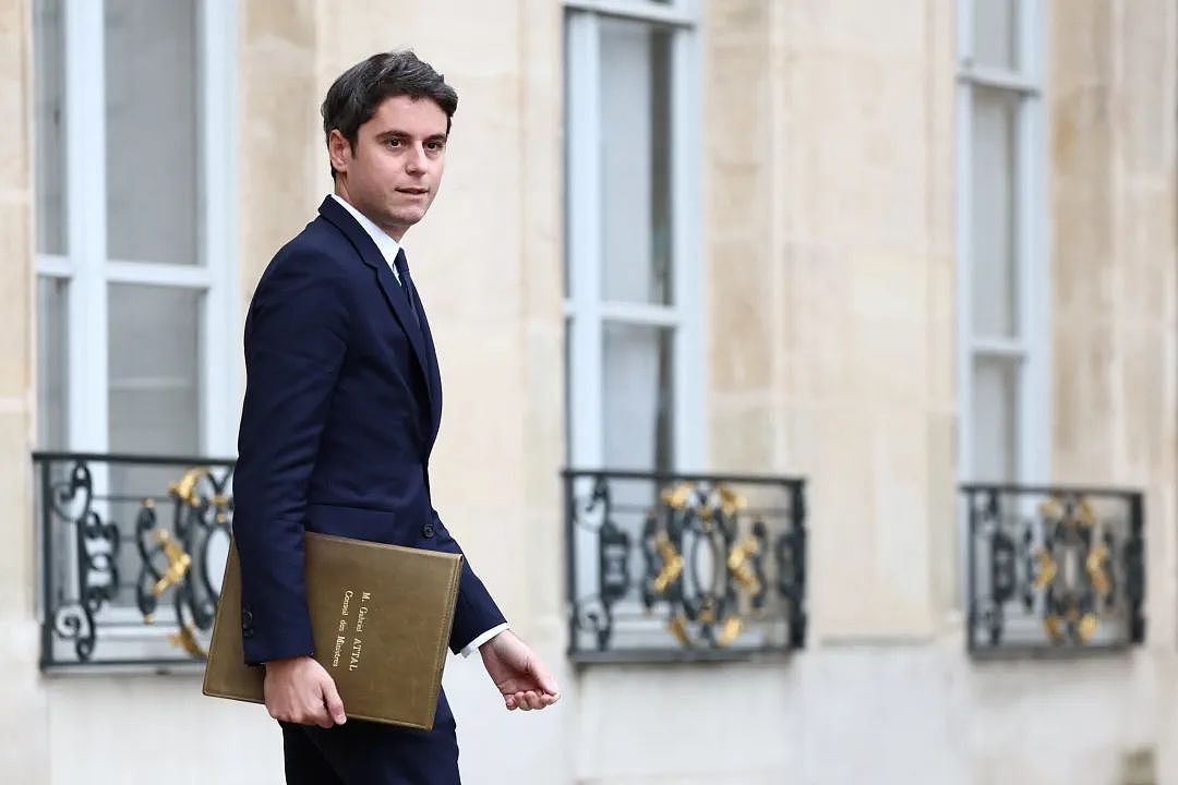 34岁小伙，上任法国总理！他是马克龙校友，26岁成百万富翁，因颜值在社交媒体上“圈粉”……（图） - 1