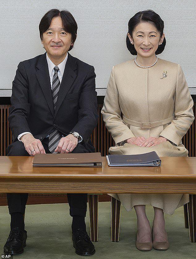 日本57岁王储妃缺席活动，染上不明疾病无法正常吃饭，网友少同情（组图） - 1