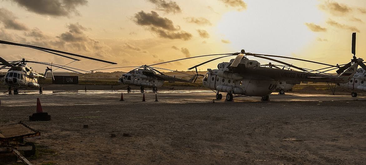 联合国载9人直升机紧急迫降遭索马里青年党劫持！6人被绑架（组图） - 3