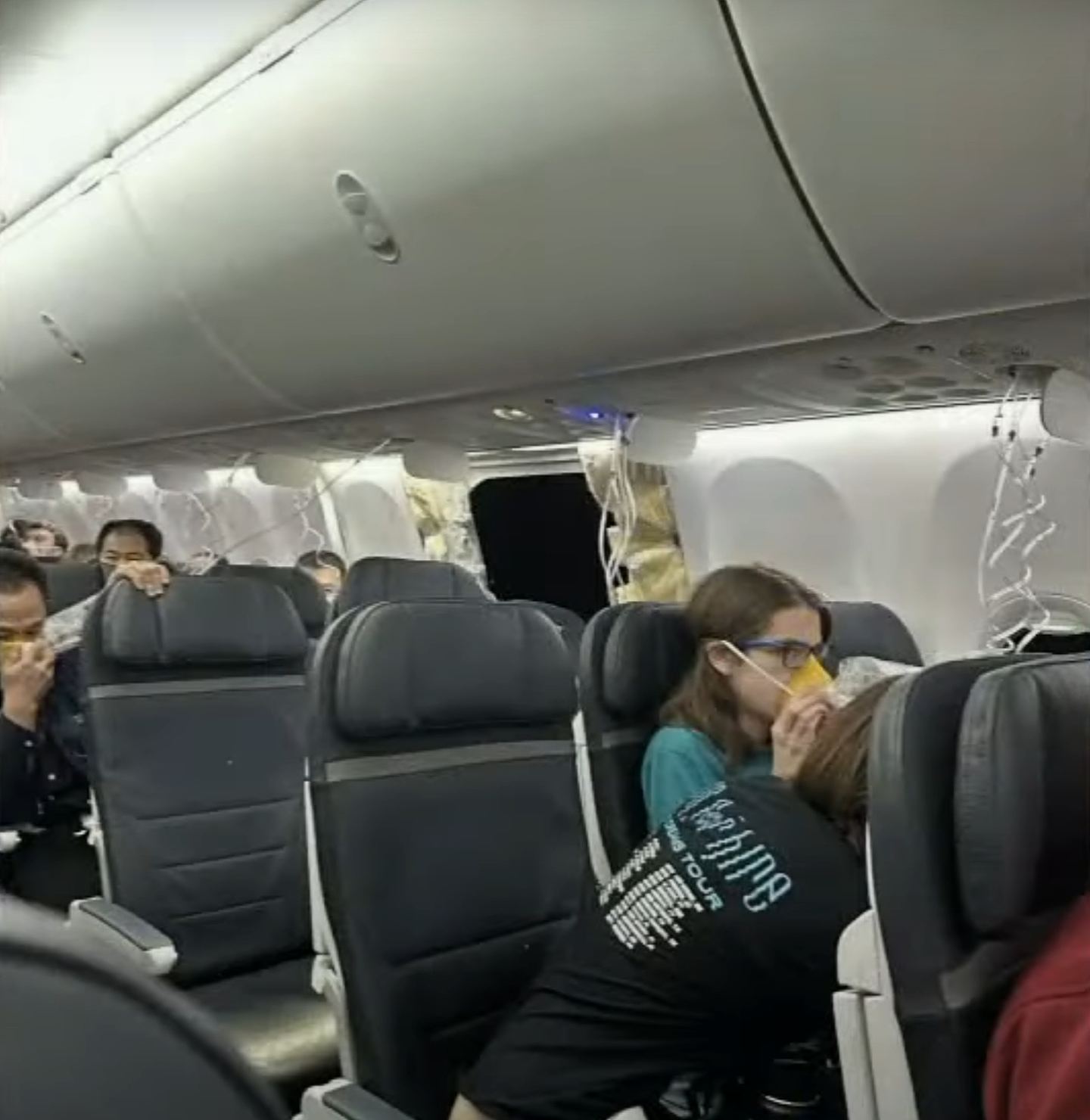 波音737 MAX甩窗，女乘客忆述惊吓经历，有人衣服遭扯飞全程半裸（组图） - 3