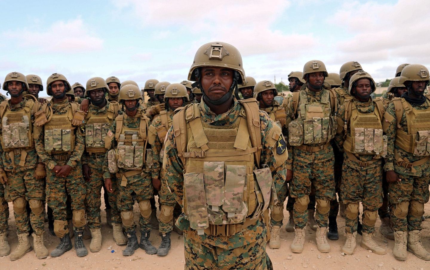 联合国载9人直升机紧急迫降遭索马里青年党劫持！6人被绑架（组图） - 2