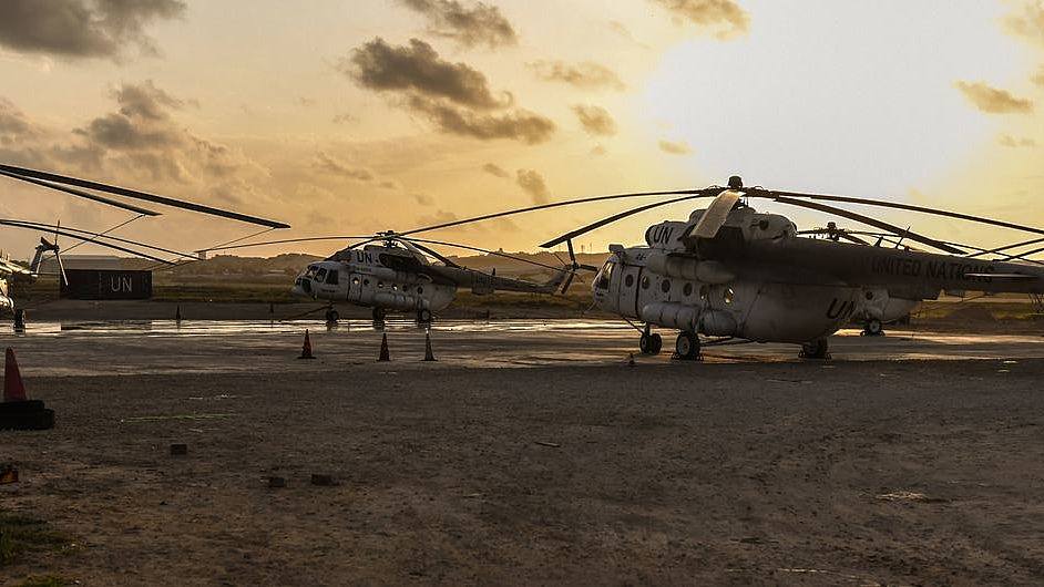 联合国载9人直升机紧急迫降遭索马里青年党劫持！6人被绑架（组图） - 1