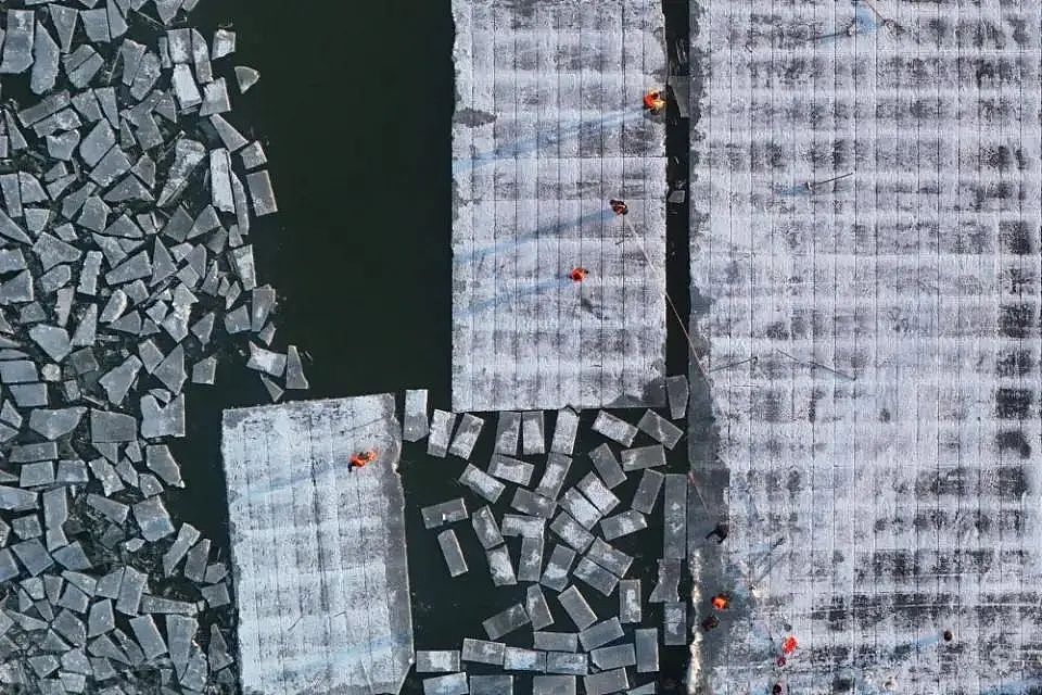 哈尔滨冰雕师：提前一年存冰，15天造出冰雪大世界（组图） - 2
