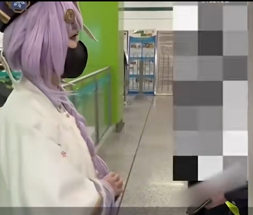 上海小囡cosplay游戏角色被安检员拦下“教育”，奇装异服能进地铁吗？上海地铁回应（组图） - 3