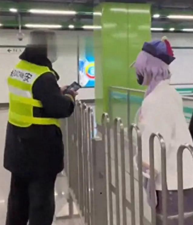 女孩着动漫装乘上海地铁被安检员拦下“教育”，官方回应（组图） - 2