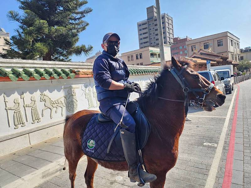 台湾大选，搭机搭船赶投票不稀奇，离岛的他竟骑马去投票（组图） - 2