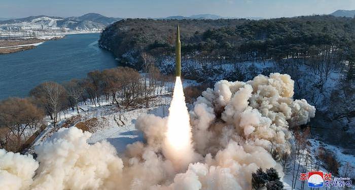 朝中社：朝鲜成功试射中远程固体燃料弹道导弹（图） - 1