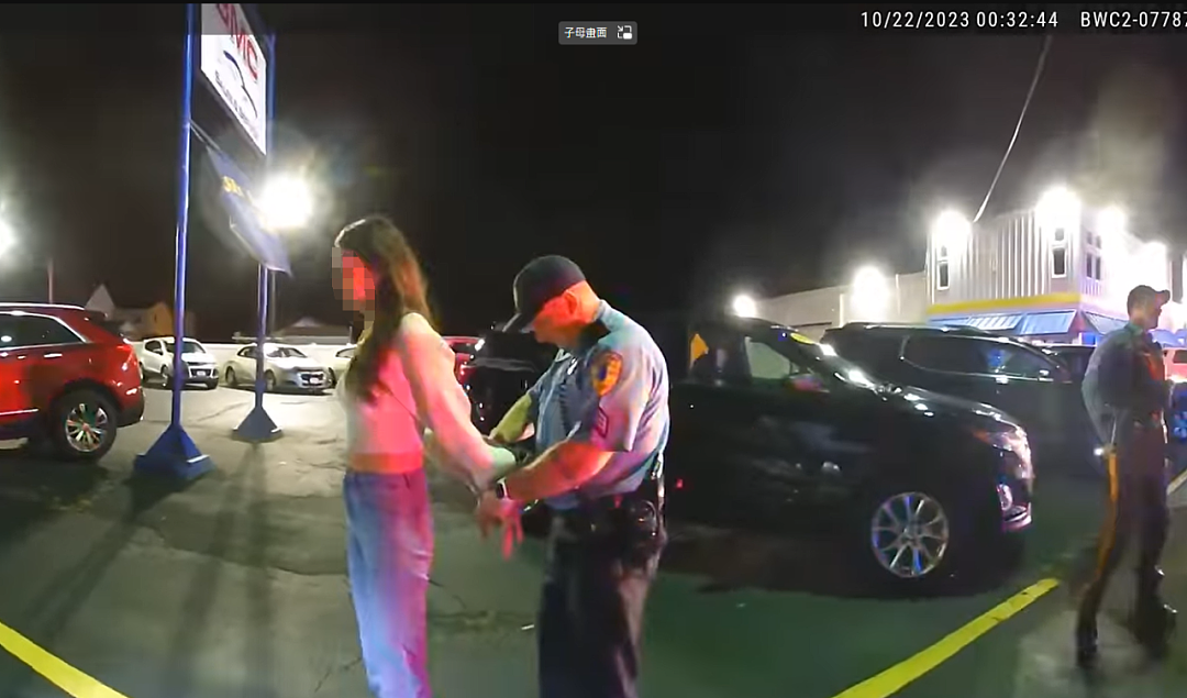 华人美女开奔驰酒驾遇警察，遭盘查嗲声嗲气，最后被抓上铐！视频疯传！网友歪楼（视频/组图） - 9
