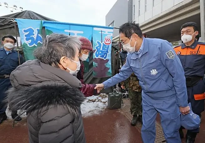 岸田文雄视察日本地震灾区，跪地与民众交流（组图） - 4