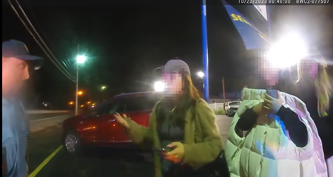 华人美女开奔驰酒驾遇警察，遭盘查嗲声嗲气，最后被抓上铐！视频疯传！网友歪楼（视频/组图） - 14