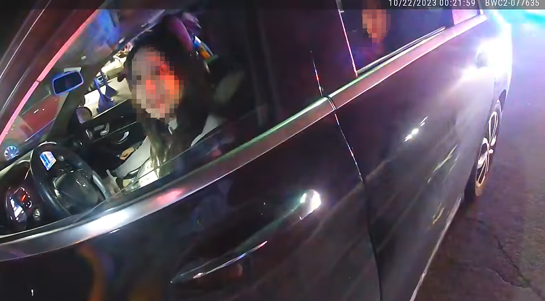 华人美女开奔驰酒驾遇警察，遭盘查嗲声嗲气，最后被抓上铐！视频疯传！网友歪楼（视频/组图） - 1
