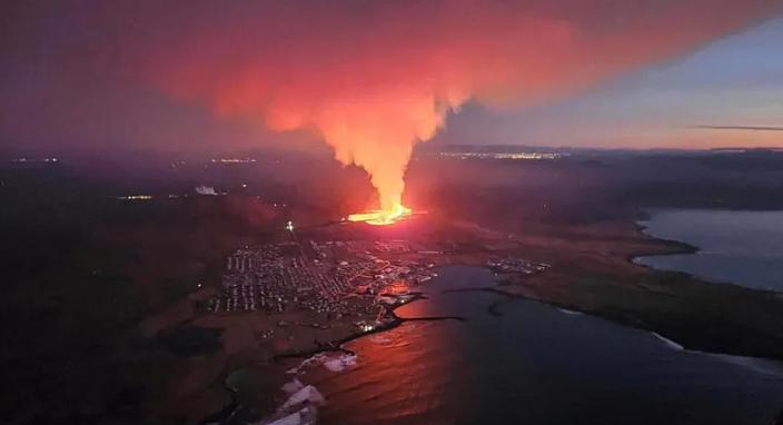 冰岛火山大爆发，地面惊现1000米裂缝！岩浆吞噬房屋，著名景点变鬼城（视频/组图） - 1