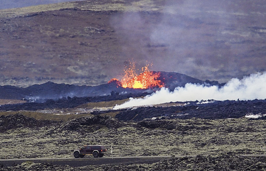 冰岛火山大爆发，地面惊现1000米裂缝！岩浆吞噬房屋，著名景点变鬼城（视频/组图） - 16