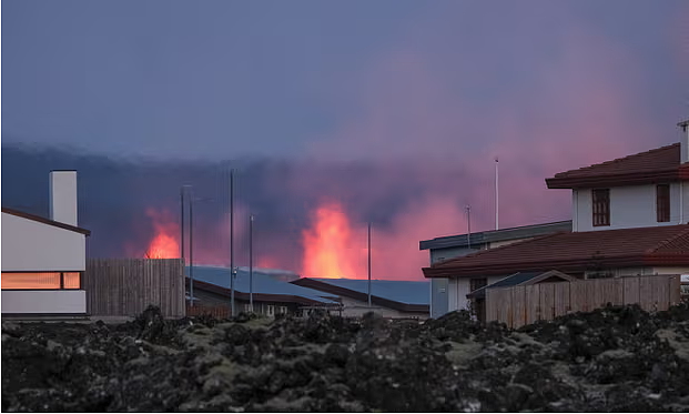 冰岛火山大爆发，地面惊现1000米裂缝！岩浆吞噬房屋，著名景点变鬼城（视频/组图） - 3