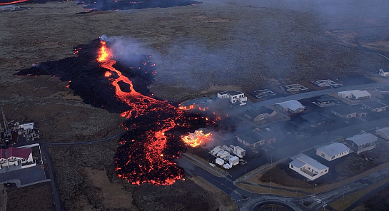 突发灾难！大地裂开岩浆迸发，房屋被吞噬，爆发200多次地震，著名景点变鬼城（组图） - 4