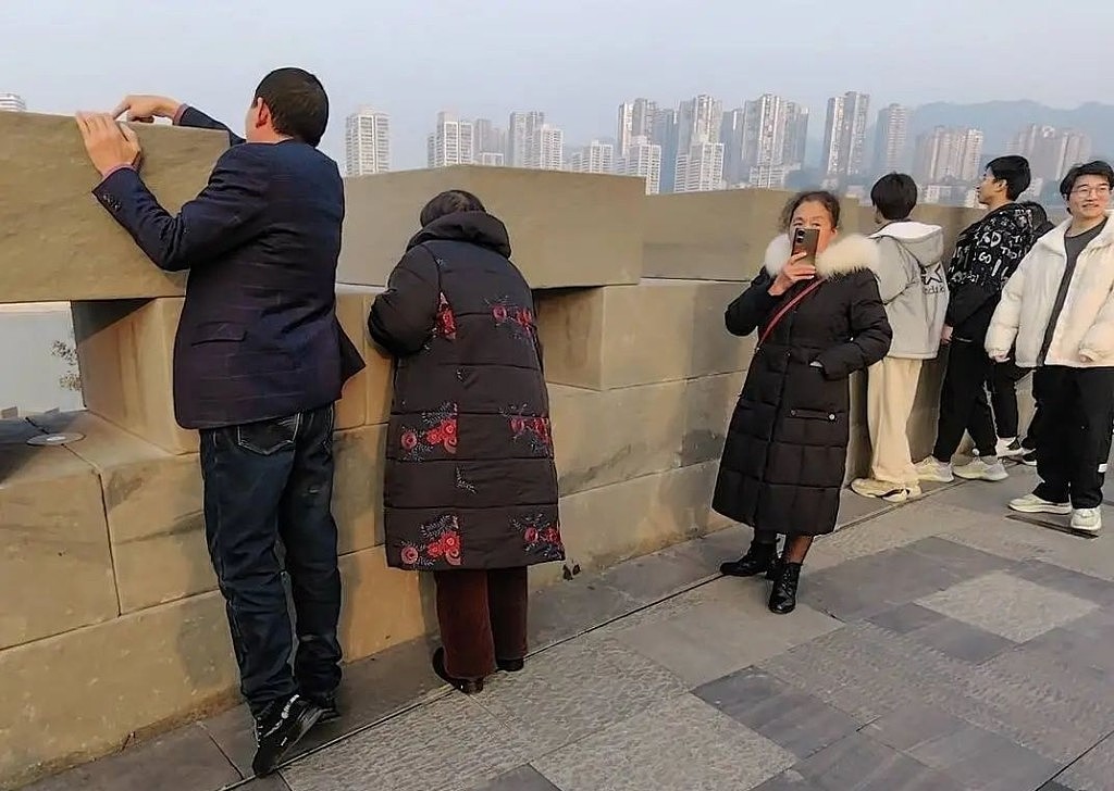 重庆地标朝天门新修城墙过高！游客轰“只能看墙不能看江”（组图） - 3