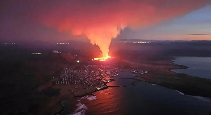 突发灾难！大地裂开岩浆迸发，房屋被吞噬，爆发200多次地震，著名景点变鬼城（组图） - 1