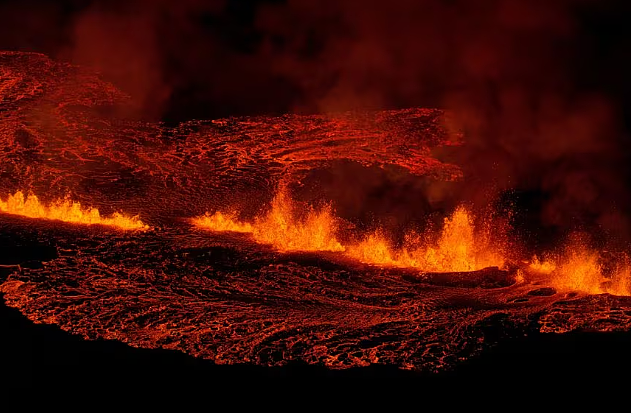 冰岛火山大爆发，地面惊现1000米裂缝！岩浆吞噬房屋，著名景点变鬼城（视频/组图） - 5
